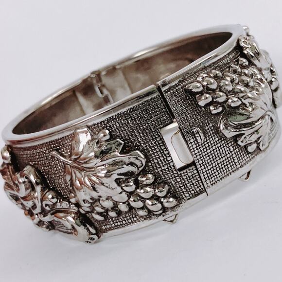 VTG Mid Century Hinged Bangle Grapevine Scroll 1950s Ornate Silver Tone Bracelet - Picture 6 of 13